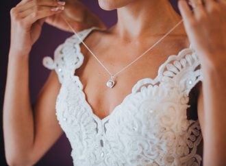 Wyjątkowa biżuteria ślubna – na co zwrócić uwagę przy wyborze?