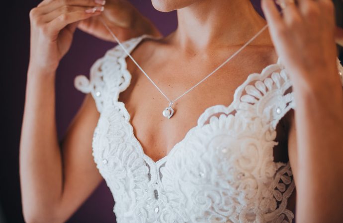 Wyjątkowa biżuteria ślubna – na co zwrócić uwagę przy wyborze?