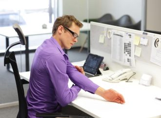 Ergonomia pracy w biurze – poznaj najnowsze akcesoria biurowe
