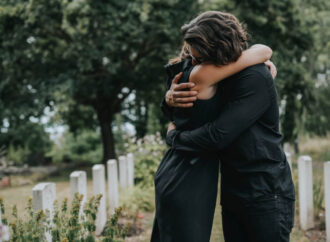 Śmierć bliskiej osoby – jak zorganizować pogrzeb?